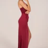 Vestido largo con drapeado en la cadera y escote bandeau Matilde en rojo cereza