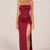 Vestido largo con drapeado en la cadera y escote bandeau Matilde en rojo cereza
