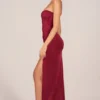 Vestido largo con drapeado en la cadera y escote bandeau Matilde en rojo cereza