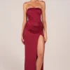 Vestido largo con drapeado en la cadera y escote bandeau Matilde en rojo cereza