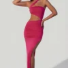 Vestido largo con escote asimétrico fruncido y aberturas de Suvi en fucsia