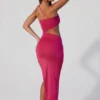 Vestido largo con escote asimétrico fruncido y aberturas de Suvi en fucsia