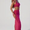 Vestido largo con escote asimétrico fruncido y aberturas de Suvi en fucsia