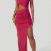 Vestido largo con escote asimétrico fruncido y aberturas de Suvi en fucsia
