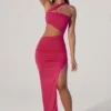 Vestido largo con escote asimétrico fruncido y aberturas de Suvi en fucsia
