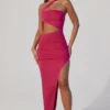 Vestido largo con escote asimétrico fruncido y aberturas de Suvi en fucsia