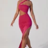 Vestido largo con escote asimétrico fruncido y aberturas de Suvi en fucsia