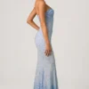 Vestido largo con escote corazón y cola de pez adornado Vesna en azul cielo