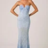 Vestido largo con escote corazón y cola de pez adornado Vesna en azul cielo