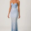 Vestido largo con escote corazón y cola de pez adornado Vesna en azul cielo