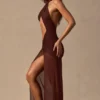 Vestido largo con escote halter y aberturas Caicos en marrón espresso