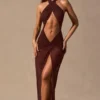 Vestido largo con escote halter y aberturas Caicos en marrón espresso