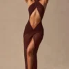 Vestido largo con escote halter y aberturas Caicos en marrón espresso