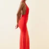 Vestido largo con escote halter y aberturas Xenia en escarlata