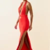 Vestido largo con escote halter y aberturas Xenia en escarlata