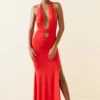 Vestido largo con escote halter y aberturas Xenia en escarlata