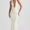 Vestido largo con escote halter y espalda descubierta fruncida Laverna en color marfil
