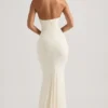 Vestido largo con escote halter y espalda descubierta fruncida Laverna en color marfil