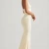 Vestido largo con escote halter y espalda descubierta fruncida Laverna en color marfil