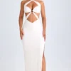 Vestido largo con escote halter y fruncidos con aberturas Kalyani en blanco