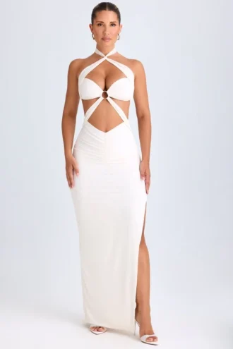 Vestido largo con escote halter y fruncidos con aberturas Kalyani en blanco