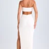 Vestido largo con escote halter y fruncidos con aberturas Kalyani en blanco
