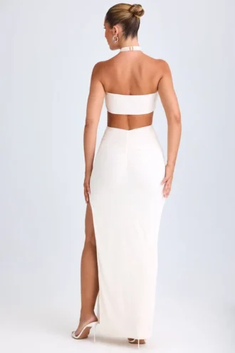 Vestido largo con escote halter y fruncidos con aberturas Kalyani en blanco