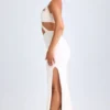 Vestido largo con escote halter y fruncidos con aberturas Kalyani en blanco