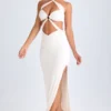 Vestido largo con escote halter y fruncidos con aberturas Kalyani en blanco