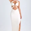 Vestido largo con escote halter y fruncidos con aberturas Kalyani en blanco