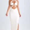 Vestido largo con escote halter y fruncidos con aberturas Kalyani en blanco