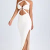 Vestido largo con escote halter y fruncidos con aberturas Kalyani en blanco