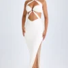 Vestido largo con escote halter y fruncidos con aberturas Kalyani en blanco
