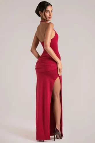 Vestido largo con escote pronunciado y cuello halter Oona en rojo cereza