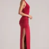Vestido largo con escote pronunciado y cuello halter Oona en rojo cereza