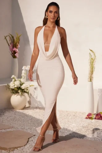 Vestido largo con escote pronunciado y cuello vuelto Mariposa en color marfil