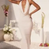Vestido largo con escote pronunciado y cuello vuelto Mariposa en color marfil