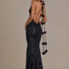 Vestido largo con escote pronunciado y espalda abierta adornado de Etoile en negro