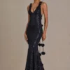 Vestido largo con escote pronunciado y espalda abierta adornado de Etoile en negro