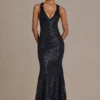 Vestido largo con escote pronunciado y espalda abierta adornado de Etoile en negro