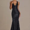 Vestido largo con escote pronunciado y espalda abierta adornado de Etoile en negro