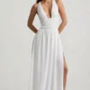 Vestido largo con escote pronunciado y espalda cruzada Pryana en blanco