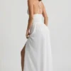Vestido largo con escote pronunciado y espalda cruzada Pryana en blanco