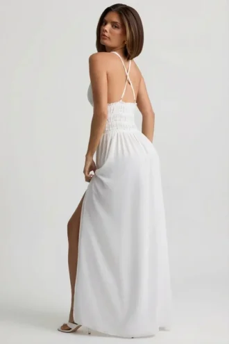 Vestido largo con escote pronunciado y espalda cruzada Pryana en blanco