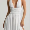 Vestido largo con escote pronunciado y espalda cruzada Pryana en blanco