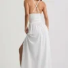 Vestido largo con escote pronunciado y espalda cruzada Pryana en blanco