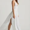 Vestido largo con escote pronunciado y espalda cruzada Pryana en blanco