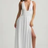 Vestido largo con escote pronunciado y espalda cruzada Pryana en blanco