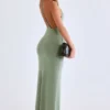 Vestido largo con escote pronunciado y espalda descubierta Leire Modal en verde salvia