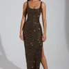 Vestido largo con escote redondo y abertura en el muslo Yarina con adornos en marrón